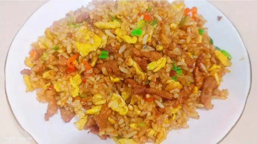 肉丝蛋炒饭到底要不要放酱油?这样做的炒饭色泽好看,酱香浓郁