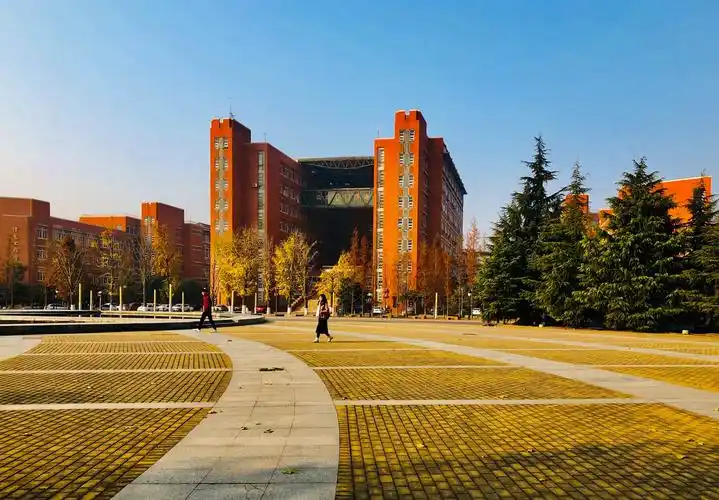 散步在郑州大学新区院内