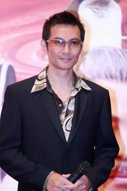 57岁江华时隔24年重返亚视献唱帅气依然,无意复出拍剧享受做歌手