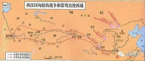 月氏居东天山时,与匈奴相攻伐,结下世仇,西迁之初曾有反击匈奴之志,但