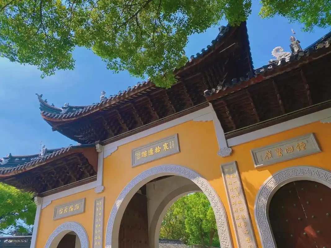 姑苏城外寒山寺.寒山寺里面有一个寒拾殿,里面供奉着爱情之神, - 抖音