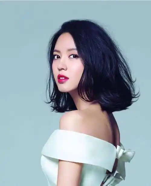 复古港风的齐肩法式卷发也很好看!谁能拒绝一款温柔好看的卷发造型呢?