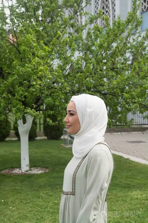 在清真寺做礼拜的穆斯林女人