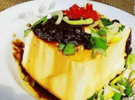 开水烫过的大豆腐2.葱花3.放葱花橄榄油盐4.放酱油5.