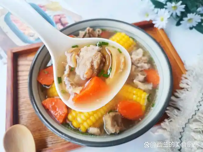 身心俱暖～  食材: 墨鱼2只,排骨300克,玉米1根,胡萝卜半根,葱2根,姜1