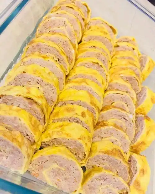 p>蛋皮肉卷,冷拼,热吃均可,过节包饺子肉馅如果拌多了剩下些,做些蛋