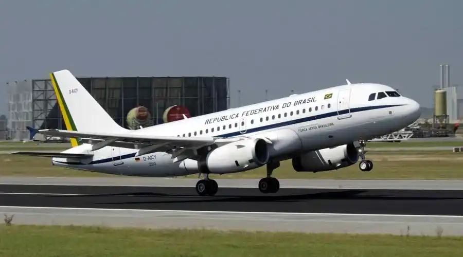 图为正在起飞的空客acj319型公务机.