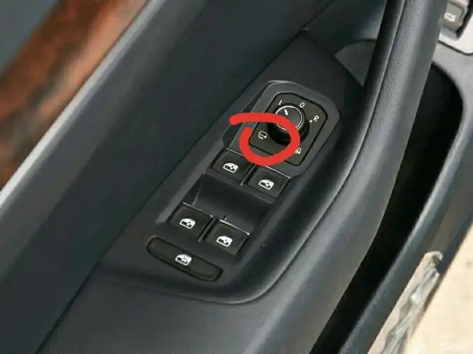 请教b8电动后视镜在不熄火的状态下怎么折叠?