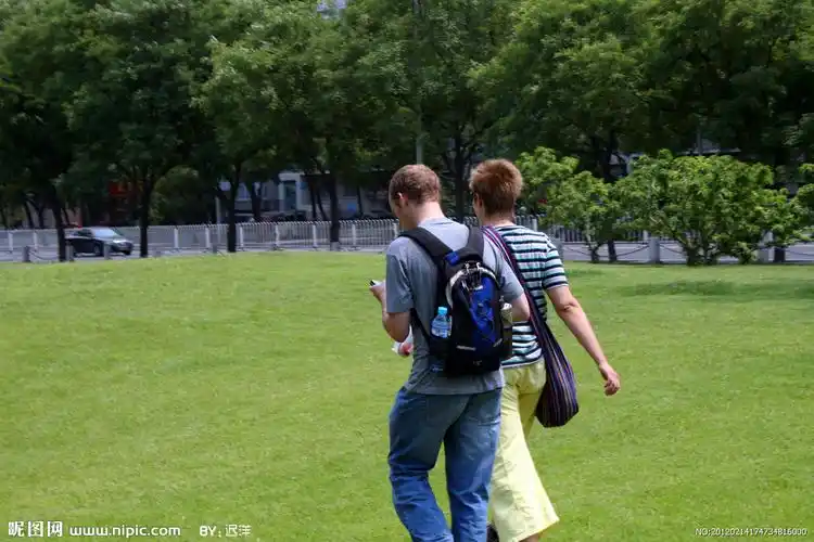 两个男生并肩走的背影图,谁有