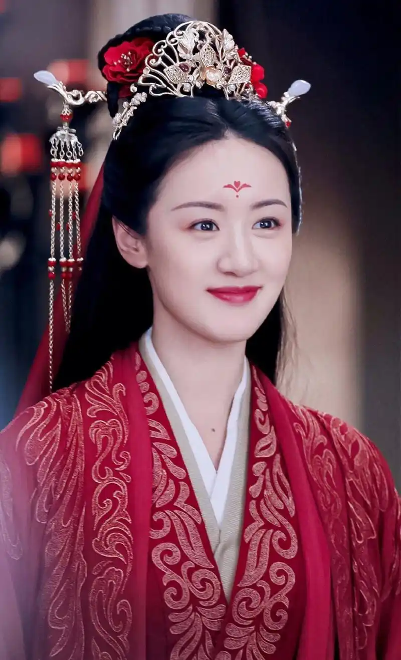 袁冰妍的金翅鸟羽托琉璃心,热巴的凤尾花,谁的花钿妆惊艳到了你