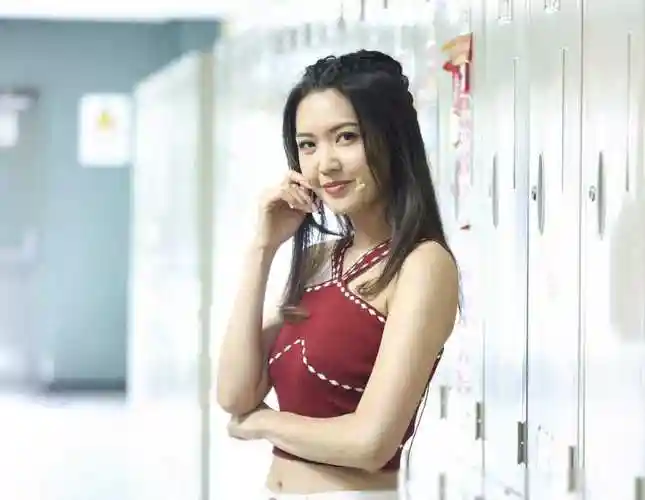 她被赞公屋港姐,十几年默默无闻,无惧男友出轨,期待嫁入豪门_陈庭欣