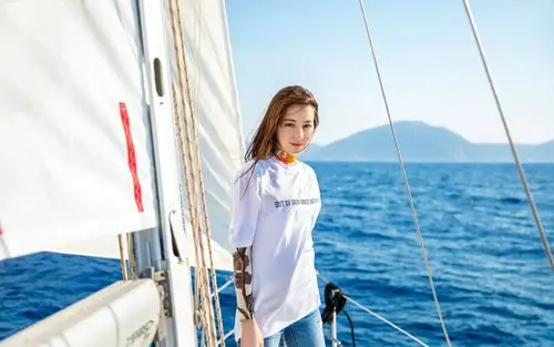 迪丽热巴海上清新高清桌面壁纸