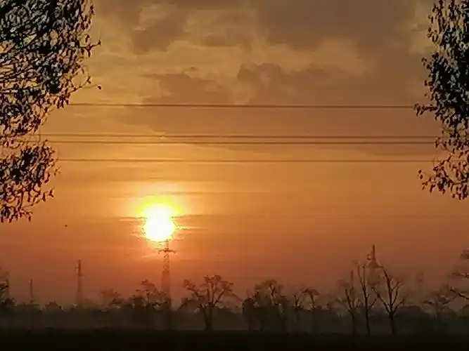 太阳出来了,像火球一样的红日,从东方地平线上缓缓什起,它是那么圆