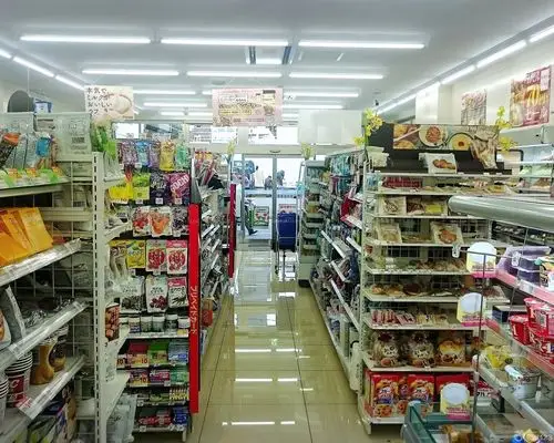 现代小型便利店货架装修效果图片