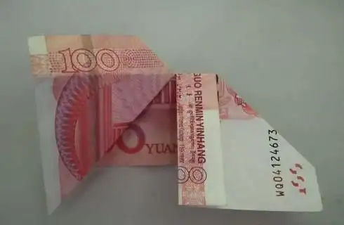 用100元折心形戒指的简单方法