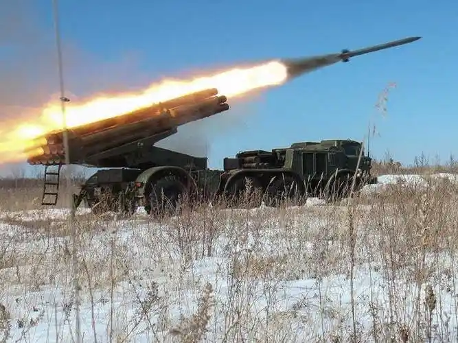 越来越猛乌军持续性攻击顿涅茨克220毫米飓风重型火箭炮狂轰俄军