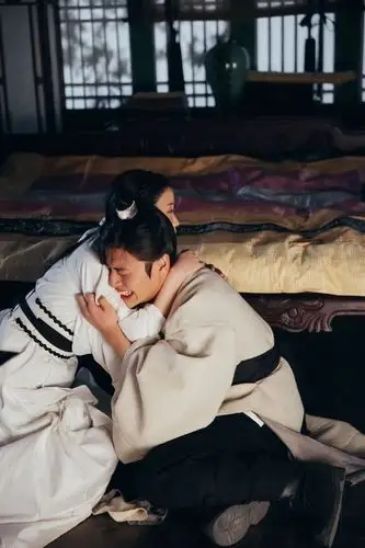 李智恩,艺名iu,1993.05.16&姜河那,1990.02.21