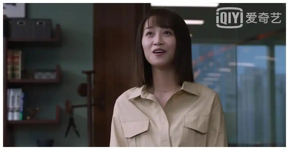 精英律师勇敢果决的栗娜为何一见到蓝红就失去了理智