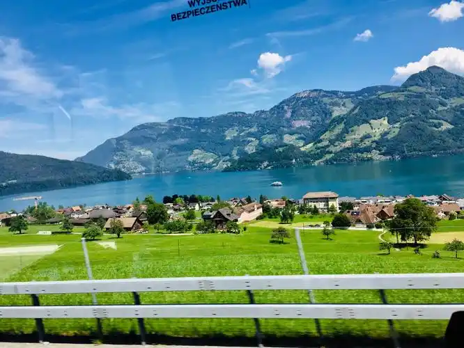 外面的风景都是意大利风情的小镇和房子,远看非常的好看,一路上非常的