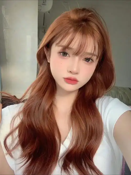 这颜色真的巨显脸白
焦糖橙色发色,点