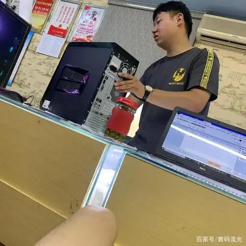 来卖电脑的小伙.