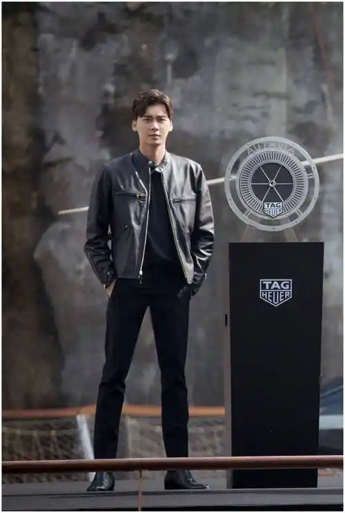 李易峰印花运动装休闲运动马天宇的条纹长裤很潮流帅气阳光