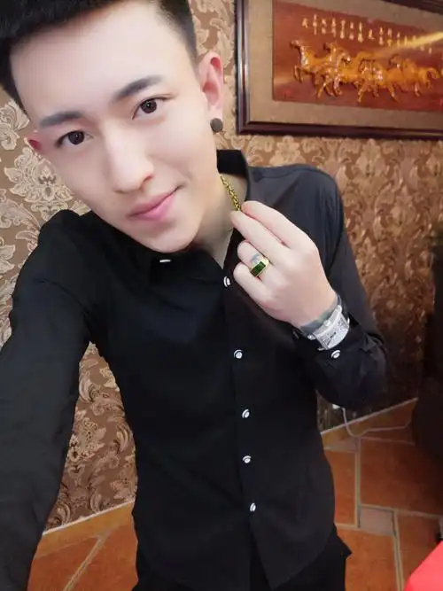 网红李耀阳_网红李耀阳同款衬衫紧身t恤修身翻领长袖社会精神小伙潮男