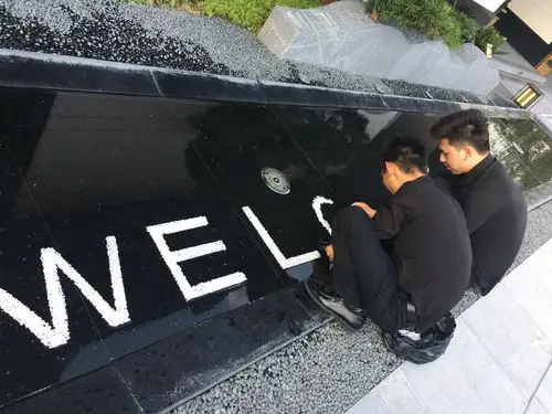 水景池清洗后摆放石子摆饰