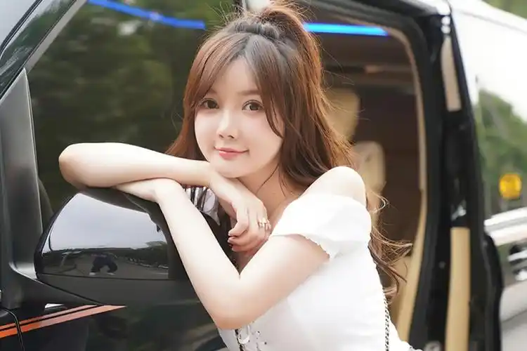 并且有多个艺名,糯美子,米妮大萌萌,黄米妮,苏糯米,英文名字mini,mini