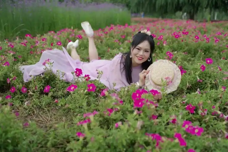 环境人像外拍鲜花丛中的晓风美女老师