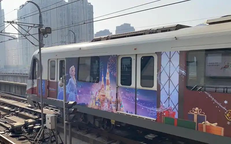 【点亮圣诞奇梦】上海地铁11号线迪士尼圣诞广告专列出站实录_哔哩
