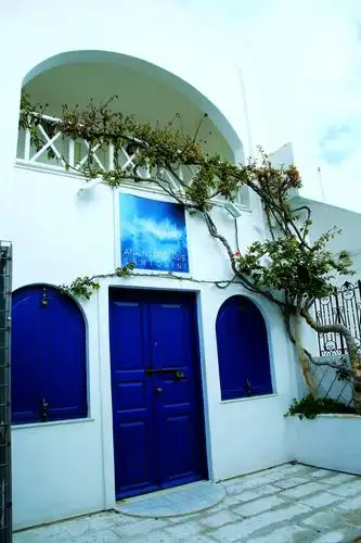 拥有大量爱琴海经典的蓝白色系建筑