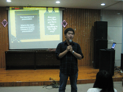 欧阳老师发音标准流利与同学互动,纠正错误发音讲座现场气氛异常活跃