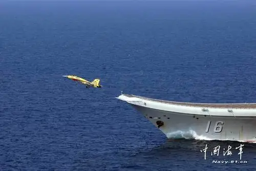 资料图:歼-15舰载机在辽宁舰上成功滑跃起飞.