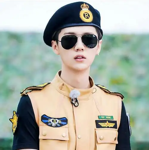 军装不止宋钟基,鹿晗完全不输他!