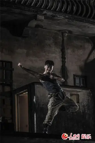 王宝强演杀手扮酷玩狠 吃水果餐练出健壮肌肉(组图)