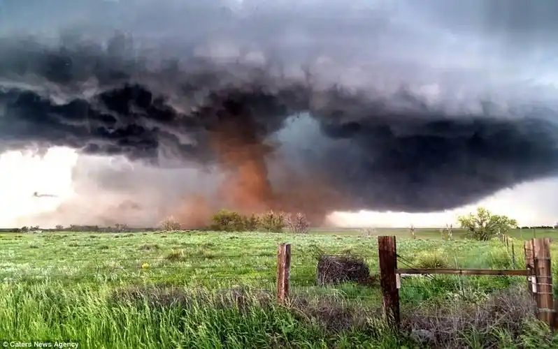 中头奖:资深风暴追逐者一小时拍到14张龙卷风照片