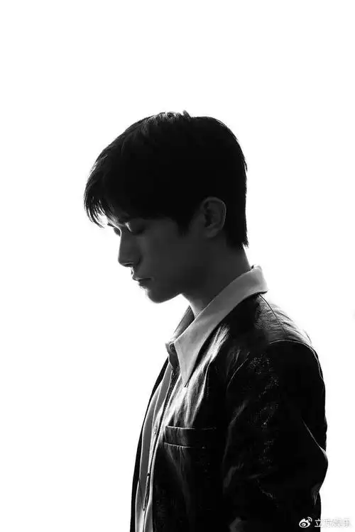 易烊千玺中分发型侧颜完美 穿棕红色夹克帅气有型