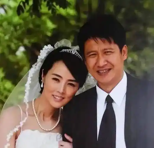 演员张国强:37岁爆红,40岁娶小7岁妻子幸福美满_王晓男_父亲_小时候