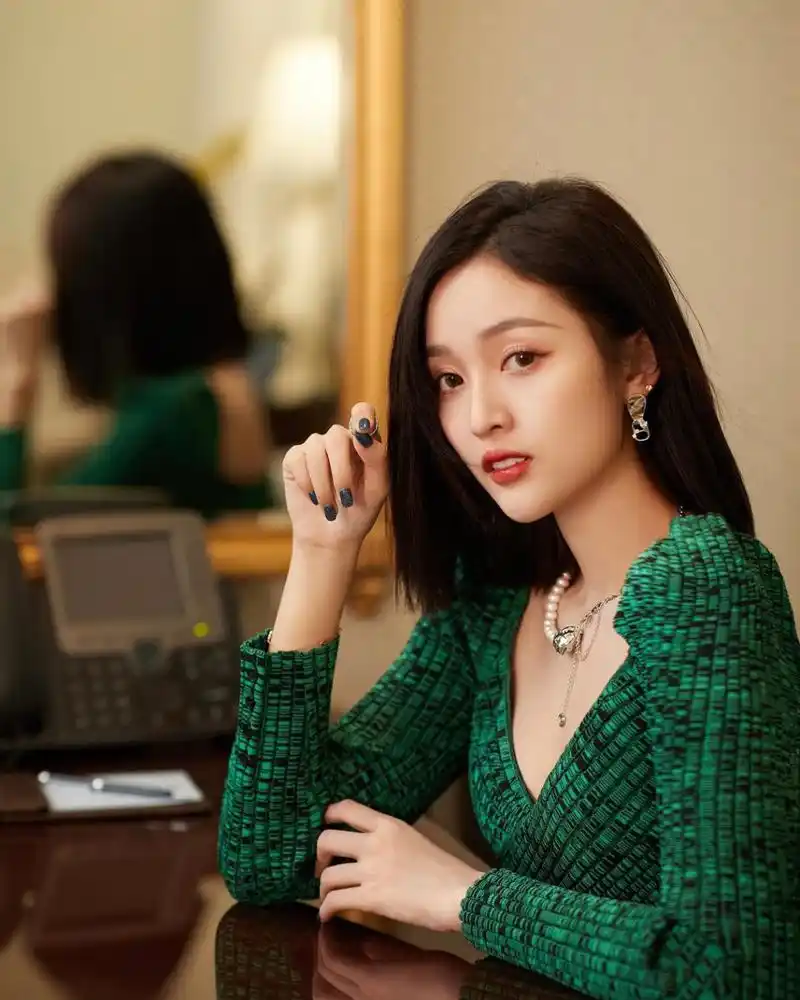 吴宣仪#  短发清爽又有气质,深v绿上衣性感有气质! 676767