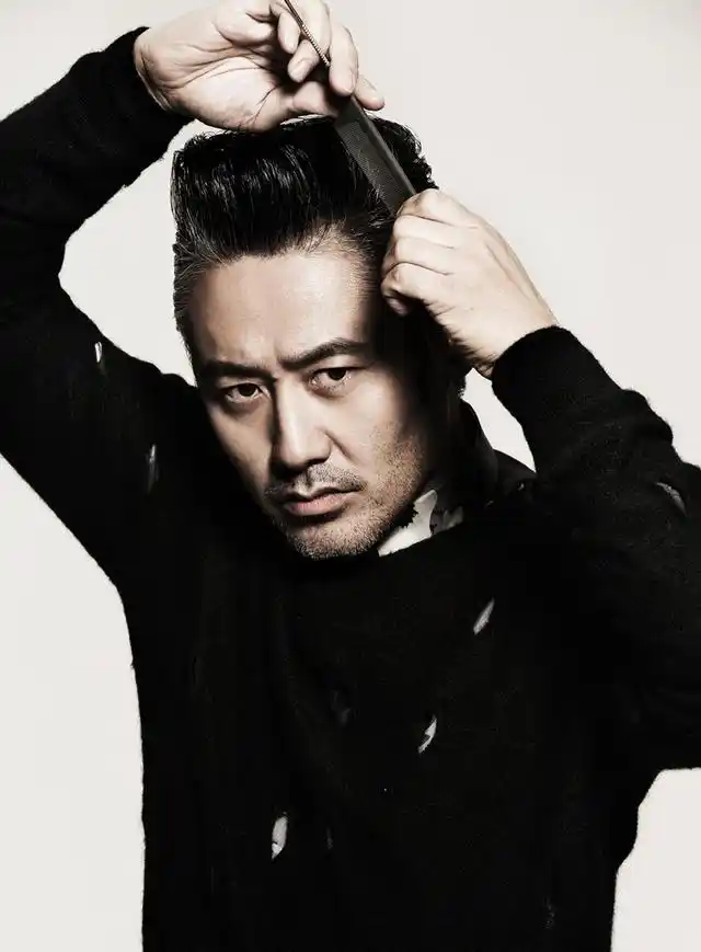 灰色大衣搭配黑色长裤,凸显出大叔的型男魅力无敌.