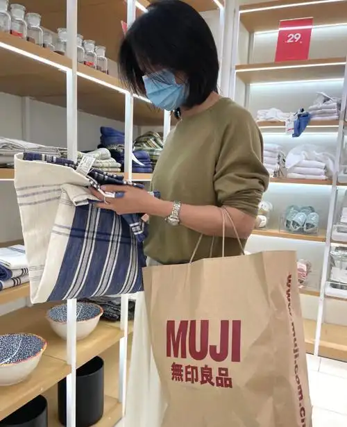 muji无印良品的袋子很是抢眼