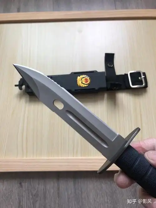 08年配发单警装备,因刀型太过尖锐,考虑到警用匕首应为非致命性武器