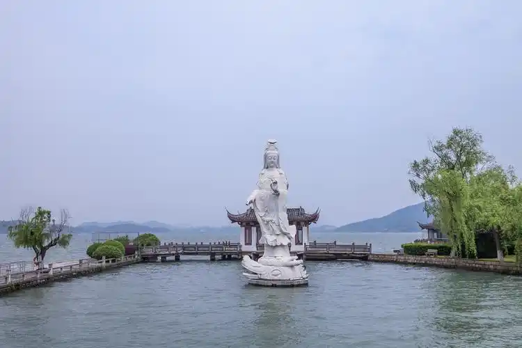 宁波东钱湖小普陀游人如织,春光无限,小普陀景区是东钱湖旅游度假区