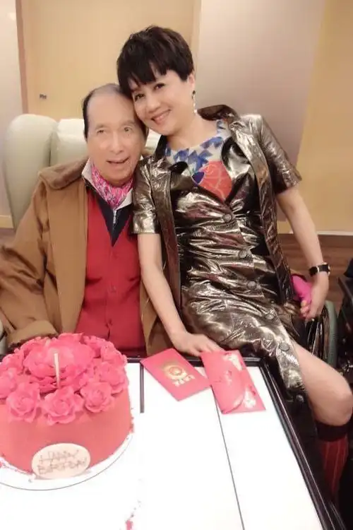 原创何超盈曾炫耀我是爸爸唯一且最爱的女儿上5年纪前不知身