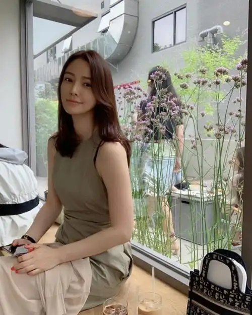 孙泰英1日在自己的instagram上写道:"时隔几个月再次见面,就像再也见