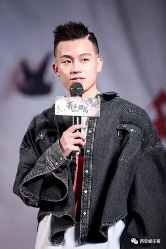 在西安冲下台为粉丝擦眼泪上演公主抱爱听苗阜相声欧豪就是这么暖心