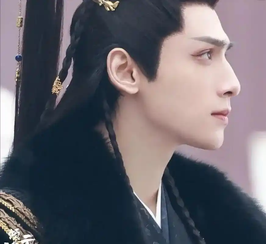 罗云熙/长月烬明  罗云熙侧面照太帅气了,棱角分明,很适合古装造型.