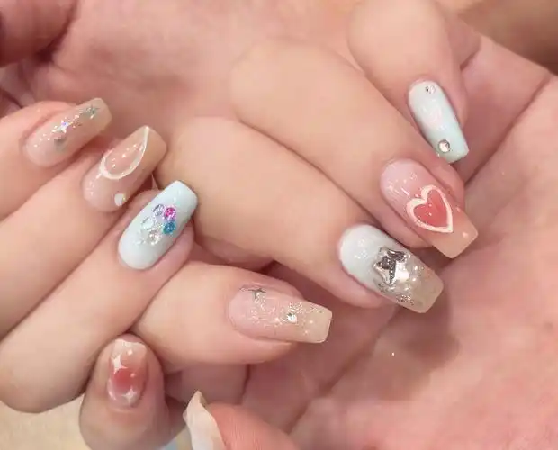哇,这款美甲真的是又酷又可爱呢!