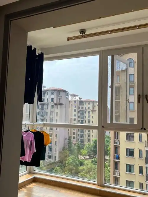 阳台装修 ,正对着客厅的阳台上晾衣服不太雅观,也影响采光,前段时间